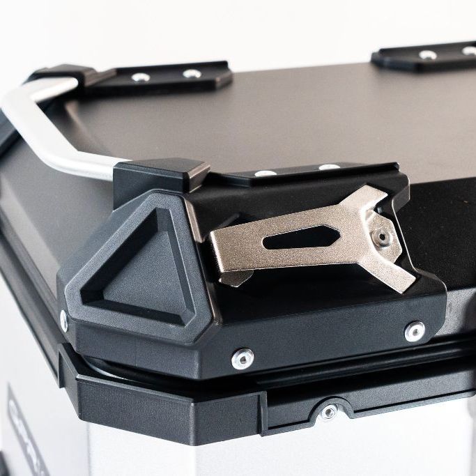 Baúl superior ALPI-TECH 45L plateado con placa de montaje universal