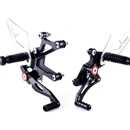 ESTRIBERAS TRASERAS DE ALUMINIO NEGRAS GILLES TOOLING KAWASAKI NINJA 500 / SE 2024-2025