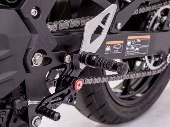 ESTRIBERAS TRASERAS DE ALUMINIO NEGRAS GILLES TOOLING KAWASAKI NINJA 500 / SE 2024-2025