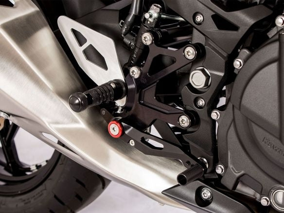 ESTRIBERAS TRASERAS DE ALUMINIO NEGRAS GILLES TOOLING KAWASAKI NINJA 500 / SE 2024-2025