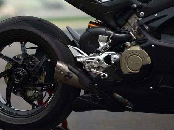 KIT ESTRIBERAS TRASERAS AJUSTABLES MOTOCORSE DUCATI PANIGALE V4 / S / R