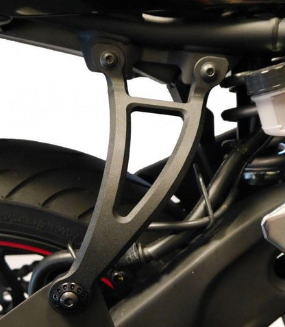 Soporte de escape negro con placa de acabado Evotech Performance Yamaha MT-03 '16-21