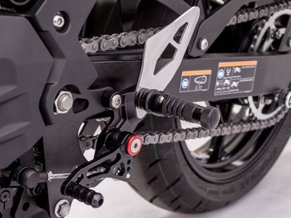 ESTRIBERAS TRASERAS DE ALUMINIO NEGRAS GILLES TOOLING KAWASAKI NINJA 500 / SE 2024-2025 