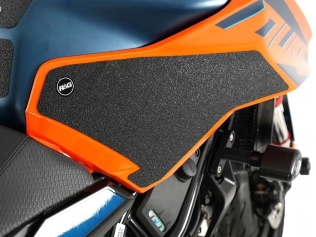 KIT DE 2 ADHESIVOS ANTIDESLIZANTES PARA PROTECCIÓN DE DEPÓSITO R&amp;G KTM DUKE 125 / 250 / 390 2024 